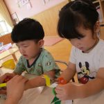 「はじめてのはさみ」うさぎぐみ　(2歳児)