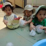 「園庭あそび」りすぐみ　(1歳児)