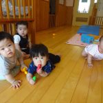 「おともだちと」ひよこぐみ　(0歳児)