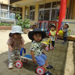 「園庭あそび」りすぐみ　(1歳児)