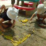 「土で染まるかな？」わくわくぐみ(3.4.5歳児)