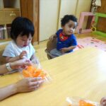 「ハロウィン製作」ひよこぐみ　(0歳児)