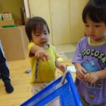 「虫の観察」りすぐみ (1歳児)