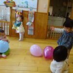 「風船あそび」ひよこぐみ(0歳児)